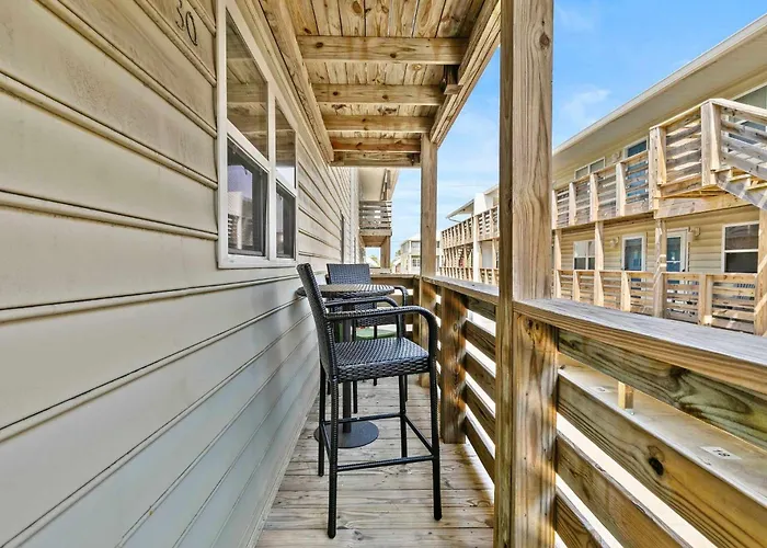 2br W Pool Access And Walk To Hangout Holiday home